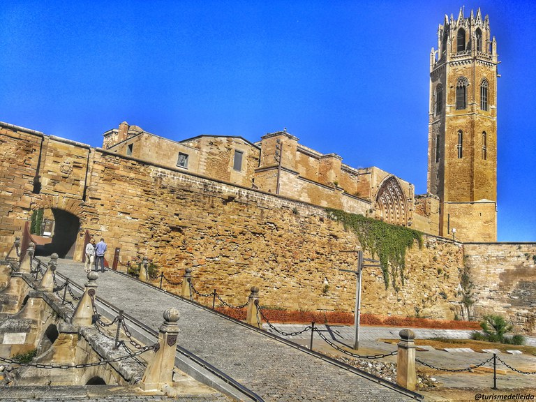 ACTIVITAT FAMILIAR · "REIS I REINES"