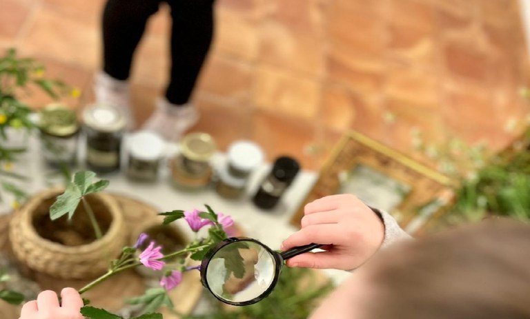 TALLER FAMILIAR · "BOTÀNICS PER UN DIA"