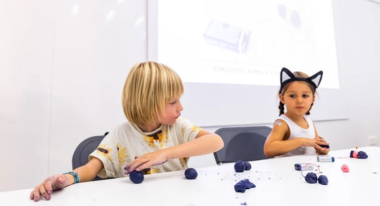 TALLER · PLASTIFORMES LLUMINOSES