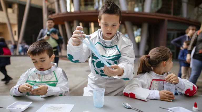 TALLER · SLIME. FLUID MERAVELLÓS O MOC FASTIGÓS?