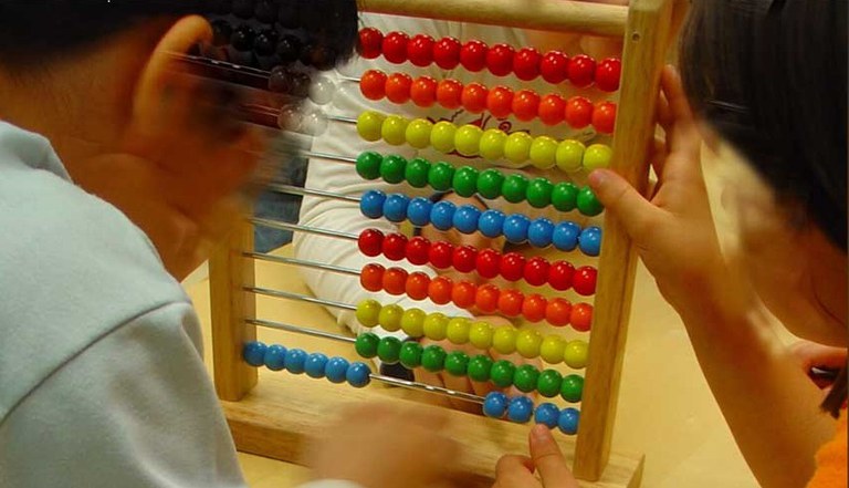 A RITMO DE NÚMEROS Y CIFRAS · MATEMÁTICAS FASCINANTES