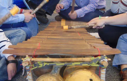 CONCIERTOS Y ESPECTÁCULOS · ESCUCHA NUESTRA MÚSICA!