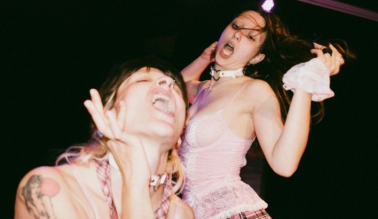 ESPETÁCULO · SKANDOLLS