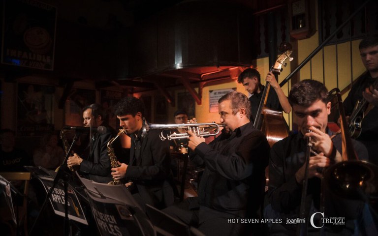 JAZZ · HOT SEVEN APPLES