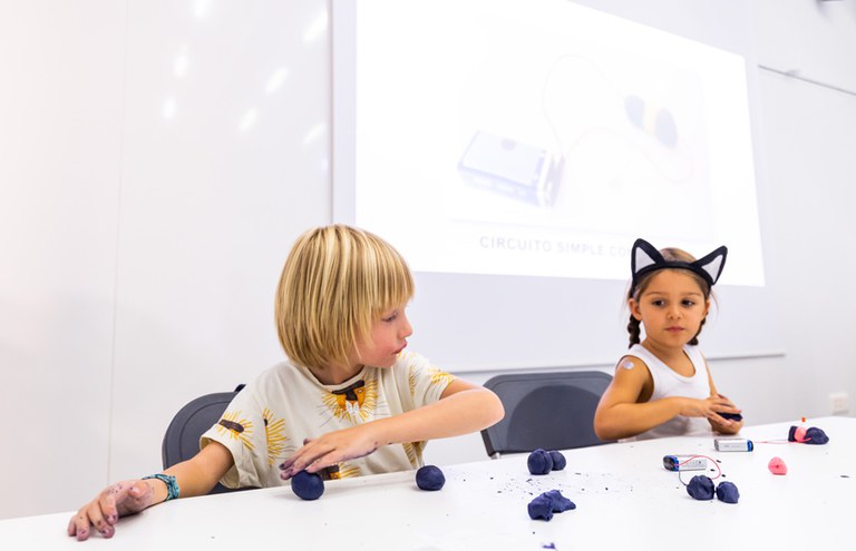 TALLER · "PLASTIFORMES LLUMINOSES"