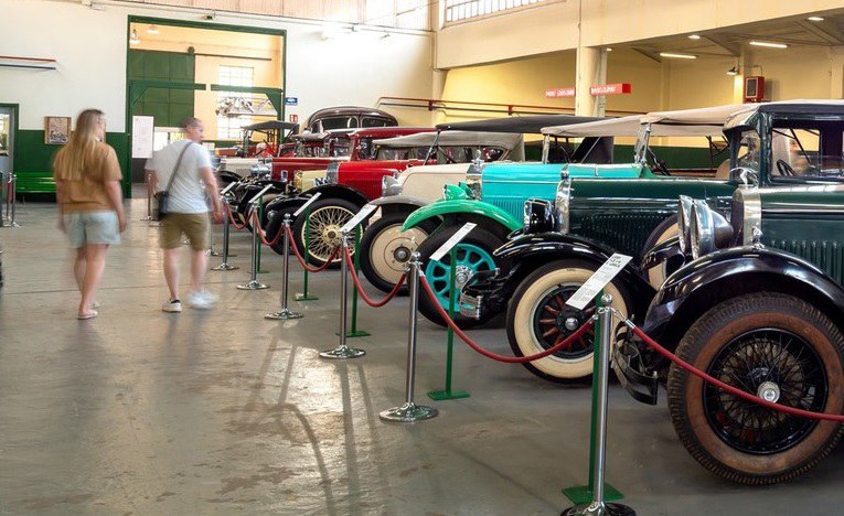 VISITA GUIADA AL MUSEO DE LA AUTOMOCIÓN RODA RODA